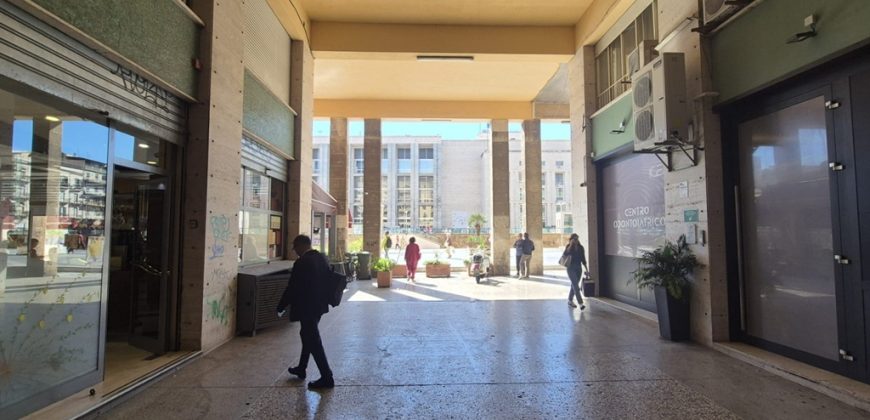 Locale commerciale in vendita – Unico ambiente – Zona Tribunale – Palermo